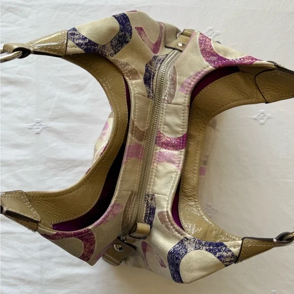 COACH Madison Signature Distressed OP Art Maggie
Shoulder Bag Hobo RARE - Picture 7 of 16